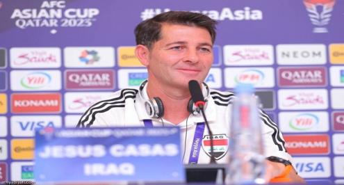 "لن أسمح لمشاهدي التلفاز بانتقاده".. مدرب العراق يدافع عن لاعبه